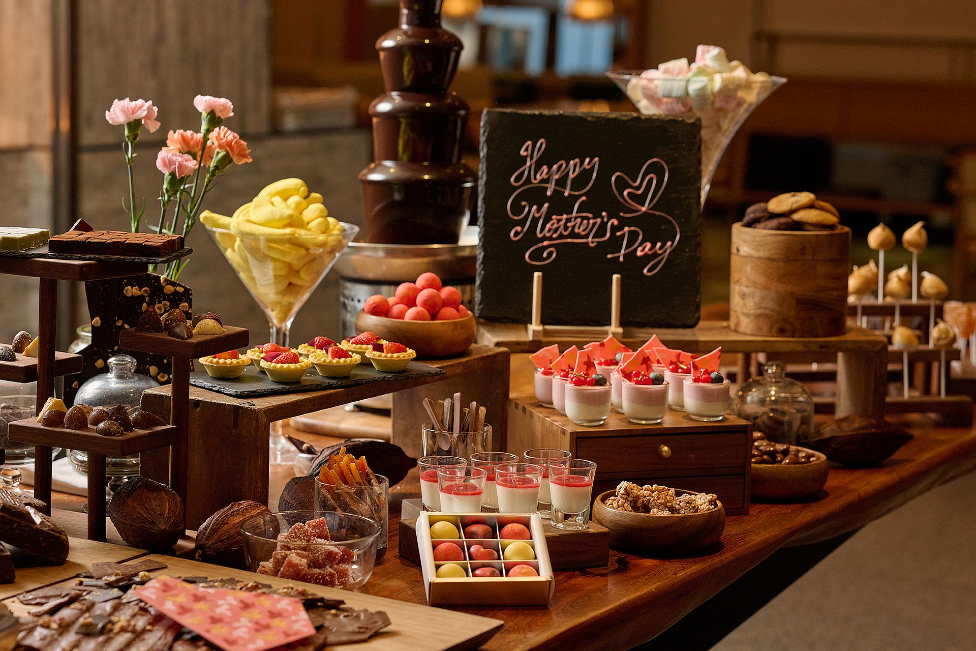 Mother’s Day Semi-Buffet Dinner Chocolate Gift at Que restaurant of amba Taipei Songshan hotel