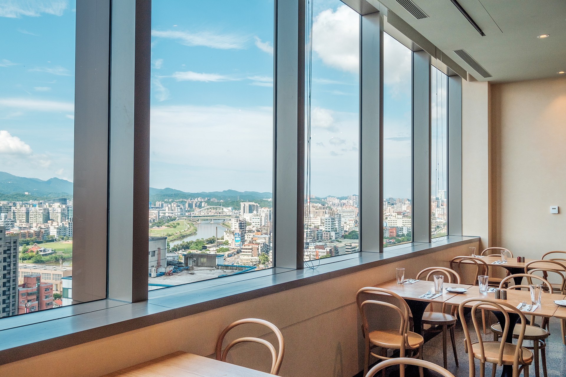 台北松山意舍酒店的Que原木燒烤餐廳平日商業午餐優惠